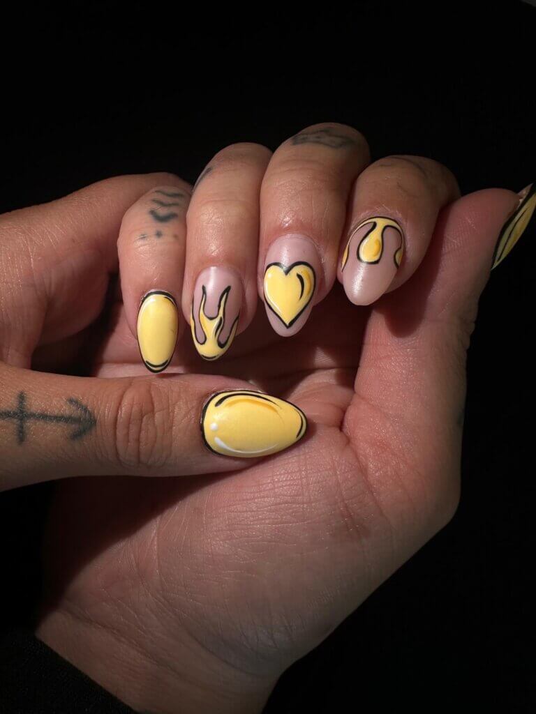Uñas acrílicas fuego y demonio amarillos