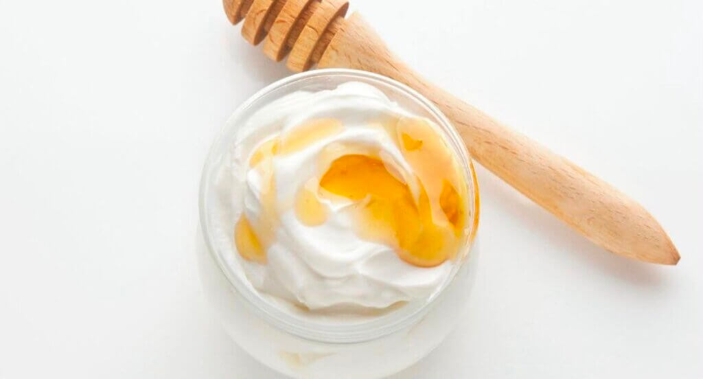 Mascarilla capilar natural a base de miel y yogur. Suavidad y luminosidad